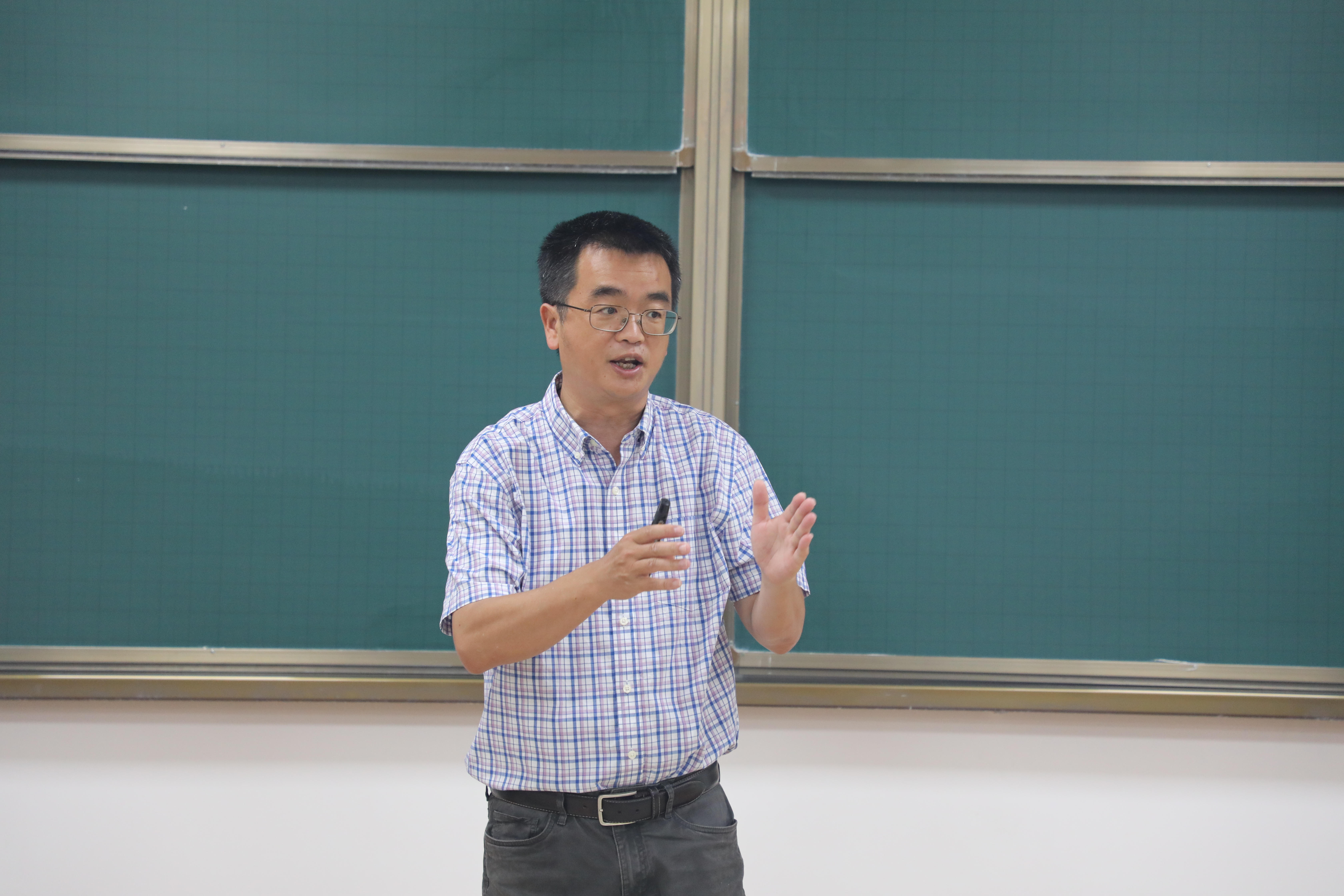 Prof. Long Chen was invited to deliver a Colloquium