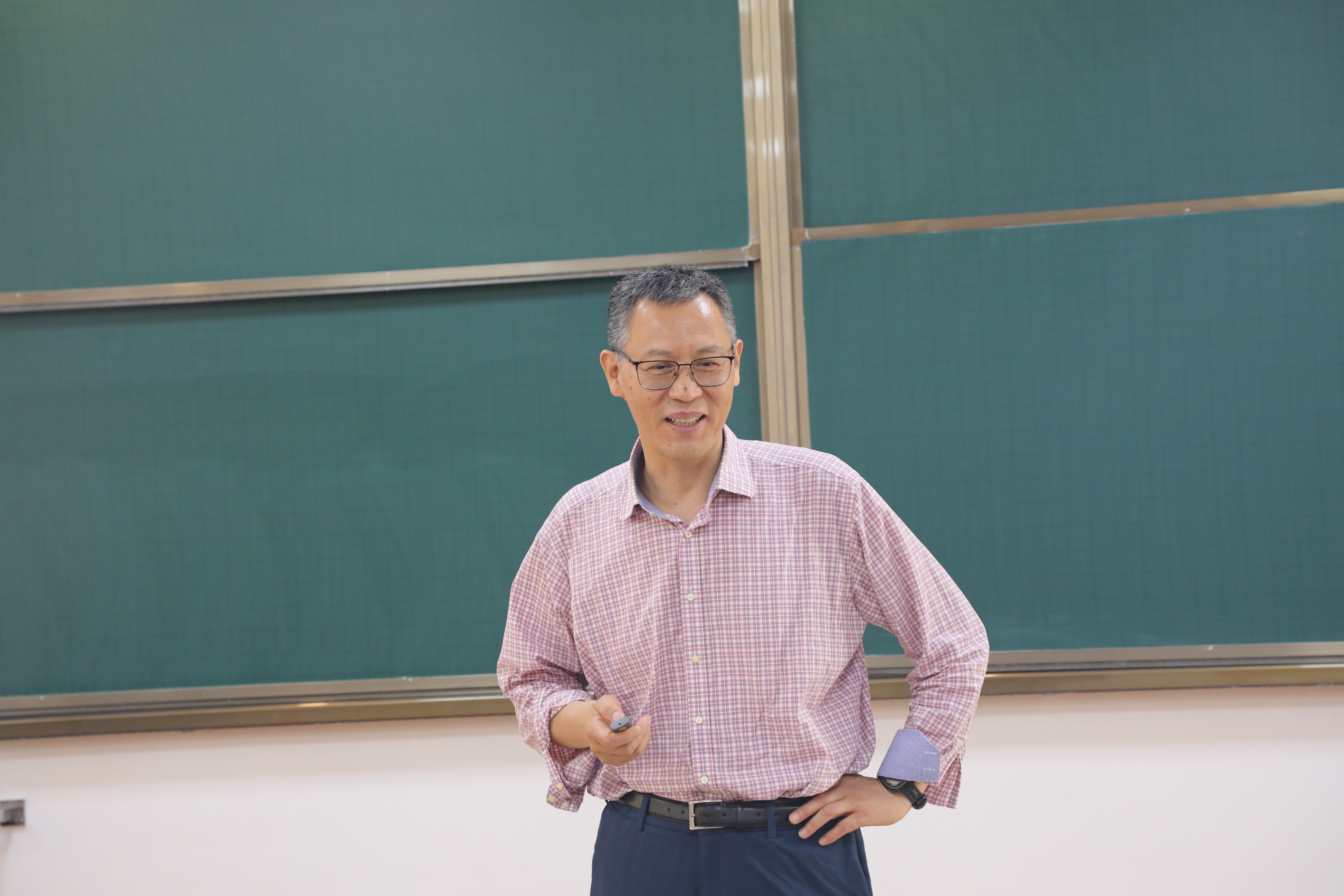 Prof. Kaiming Zhao was invited to deliver a Colloquium
