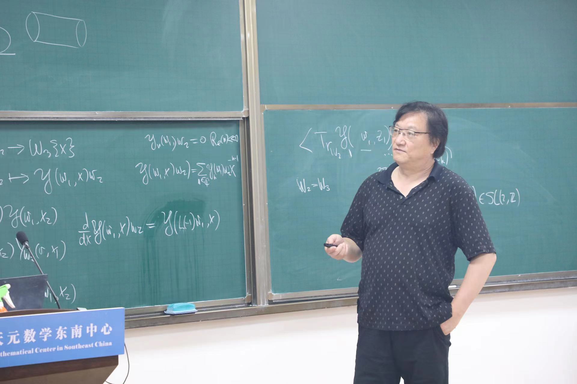Prof. YIzhi Huang was invited to deliver a Mathematician′s Lecture