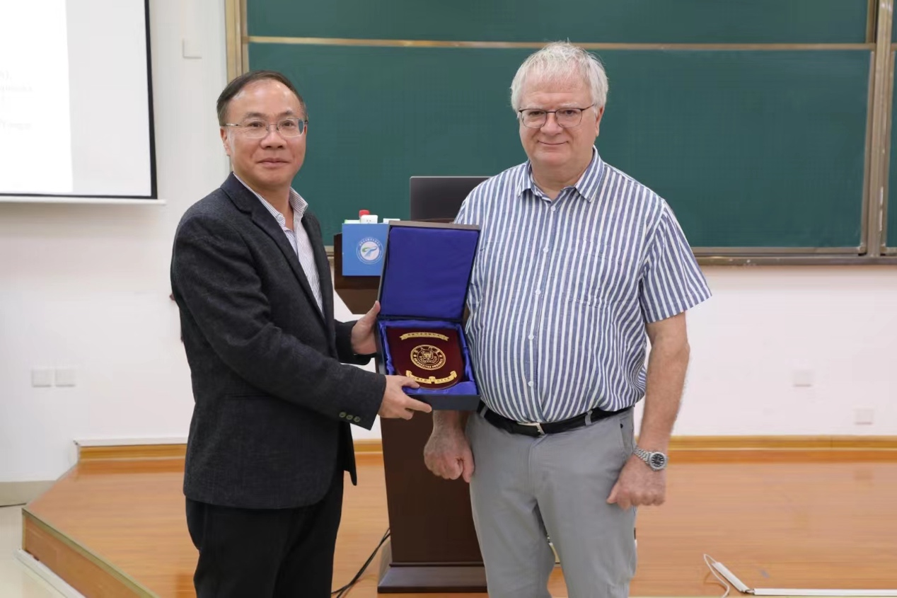 Remi Abgrall教授应邀做厦门大学1236期南强学术讲座 第 1 张