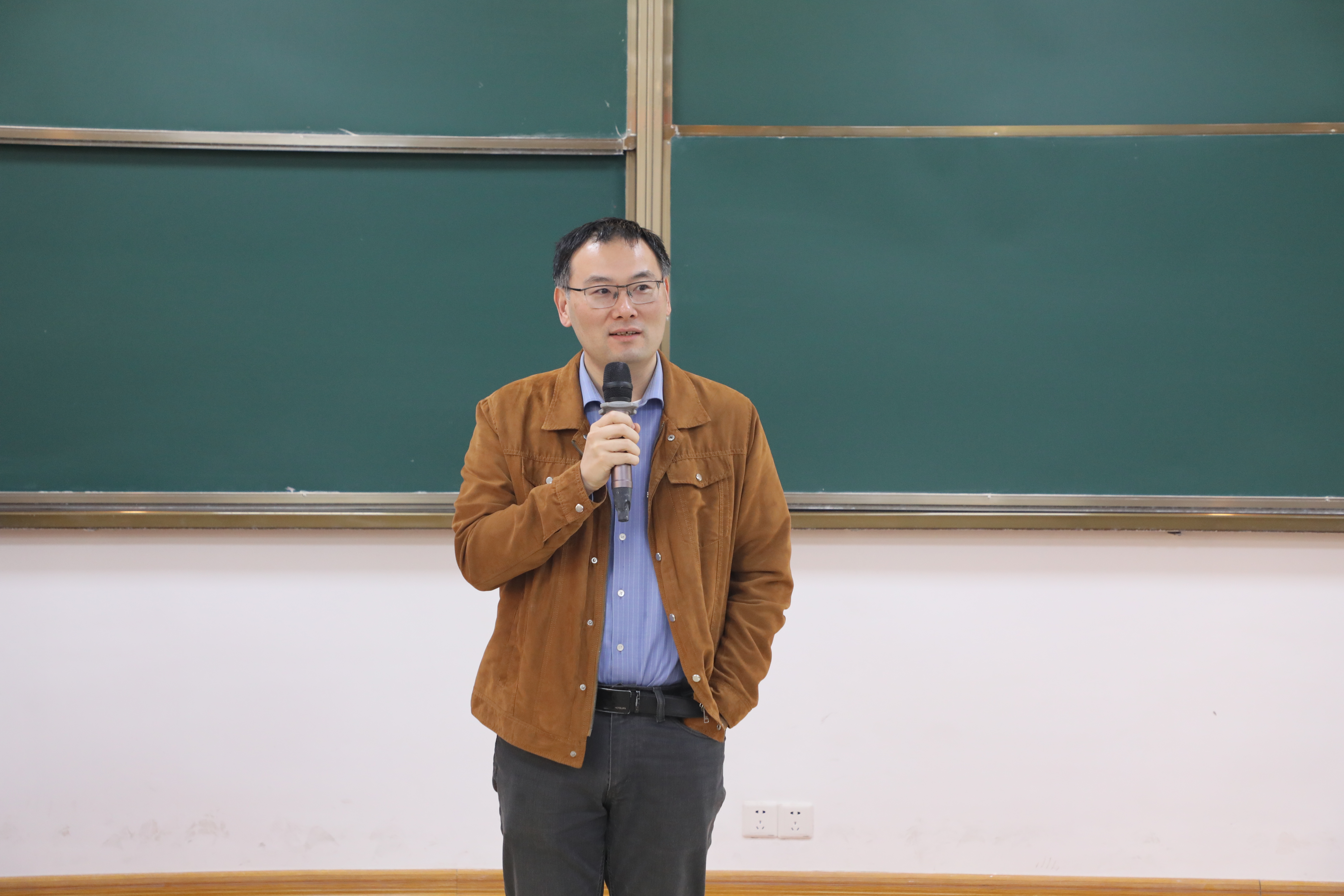国家天元数学东南中心召开“2025调和分析及其应用学术研讨会” 第 1 张 国家天元数学东南中心召开“2025调和分析及其应用学术研讨会” 第 1 张