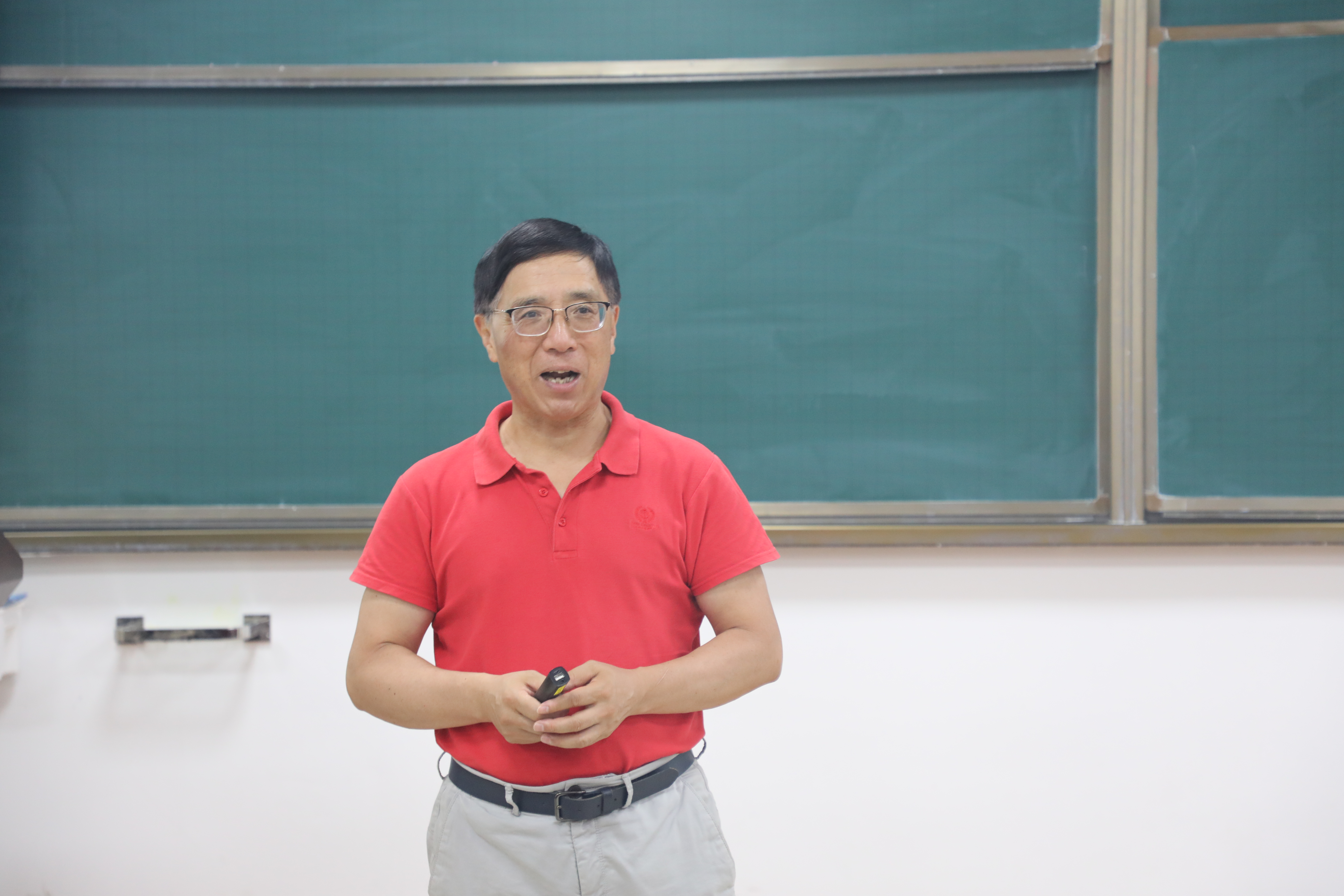 许全华教授做Colloquium第七十四期讲座 第 2 张 许全华教授做Colloquium第七十四期讲座 第 2 张