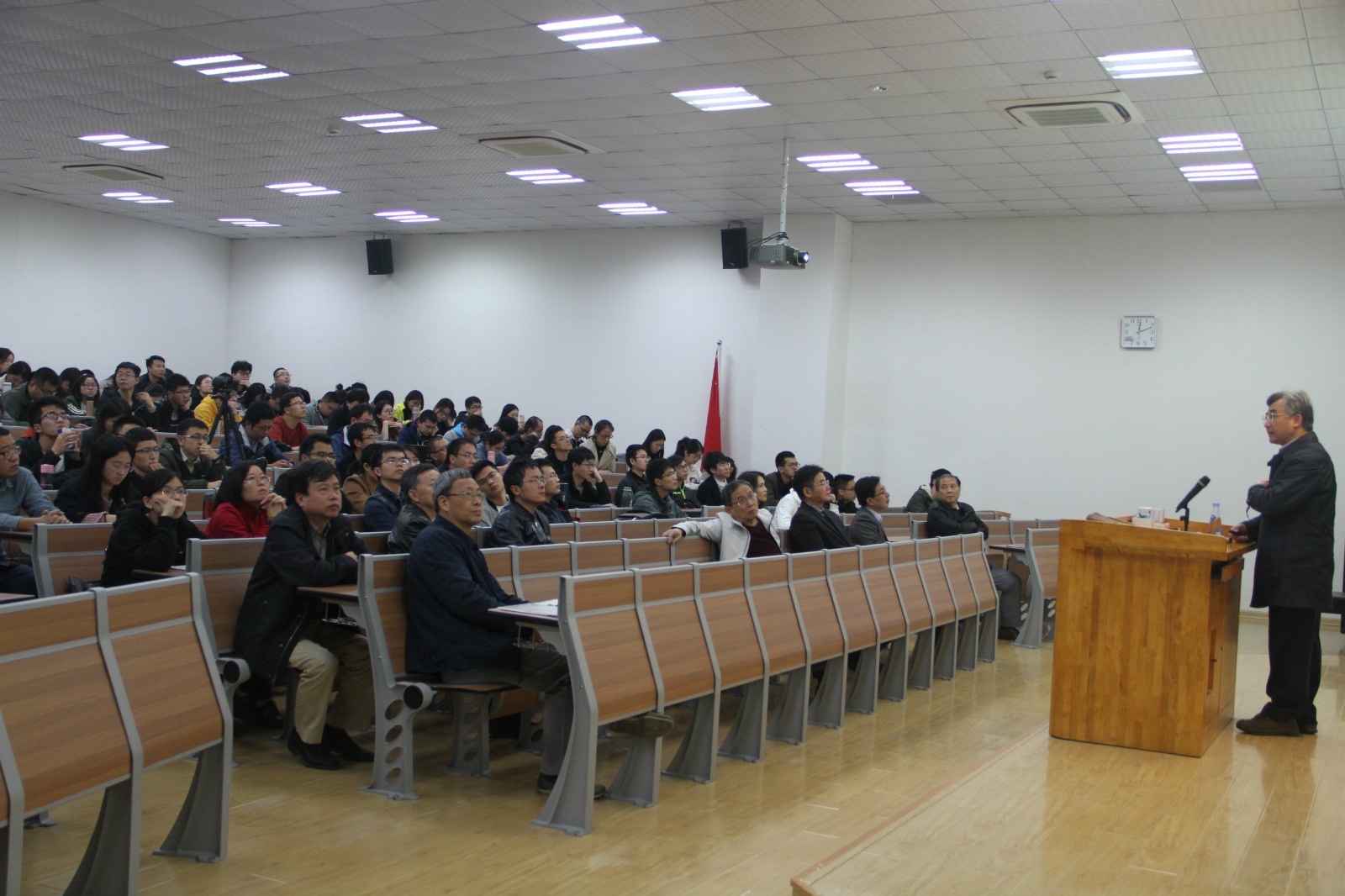 朱熹平教授应邀做Colloquium首场讲座 第 2 张 朱熹平教授应邀做Colloquium首场讲座 第 2 张